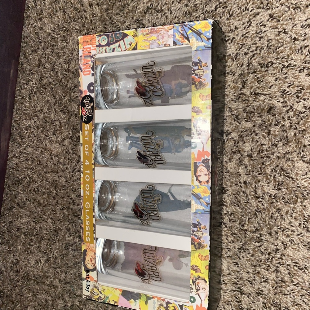 Wizard of Oz antique glass cups perfect condition collectibles